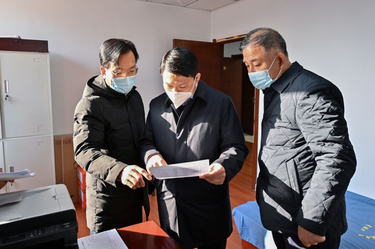 鞠振看望慰问春节期间值班值守人员