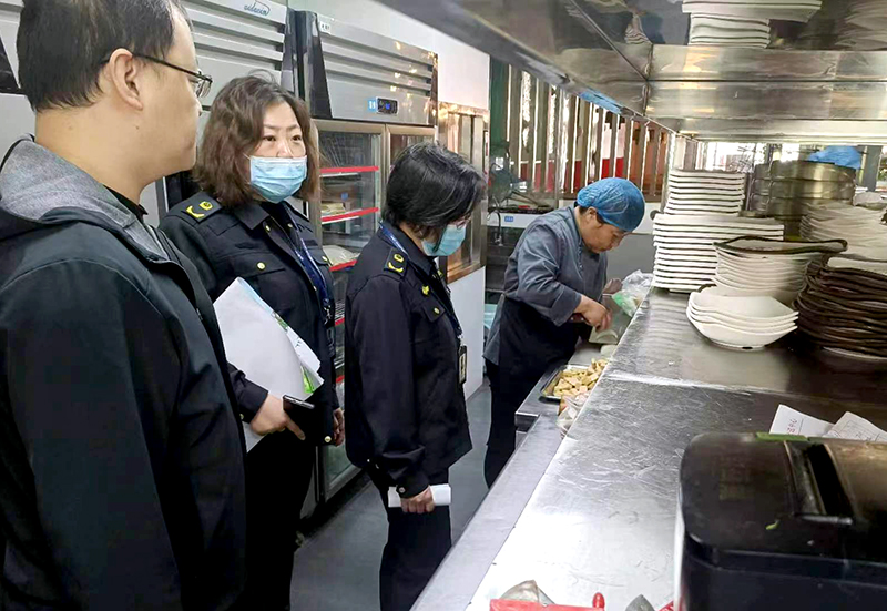 阳泉市市场监管综合行政执法队开展连锁餐饮企业食品安全专项检查