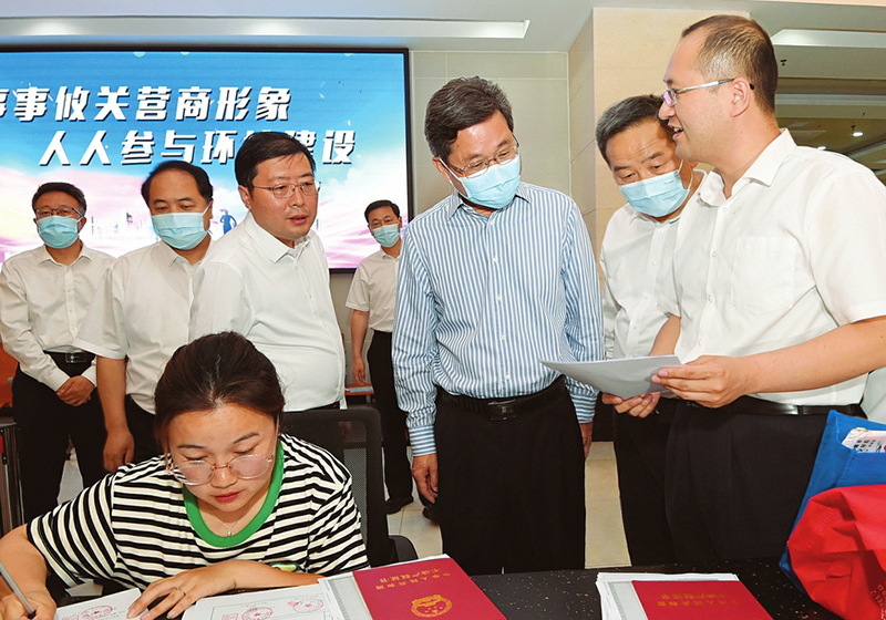 蓝佛安强调：推进以县城为重要载体的新型城镇化建设 扎实推动县域内城乡融合发展