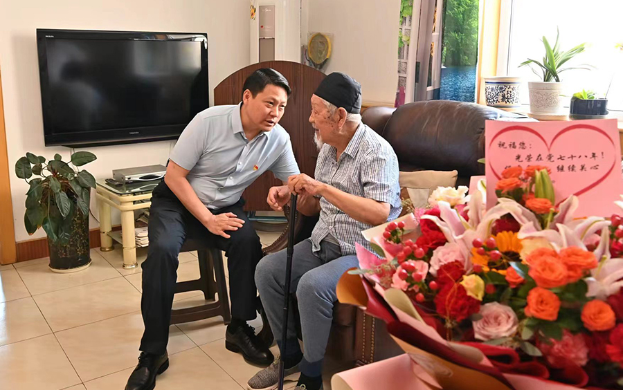 鞠振看望慰问省局老党员生活困难党员