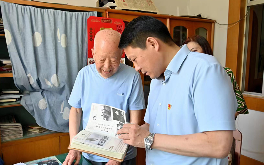 鞠振看望慰问省局老党员生活困难党员