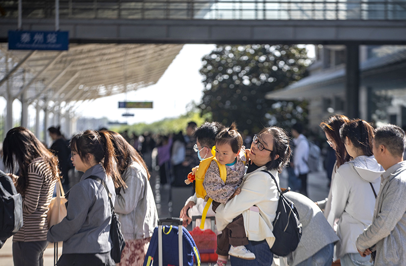 假期进入尾声 各地迎来返程高峰