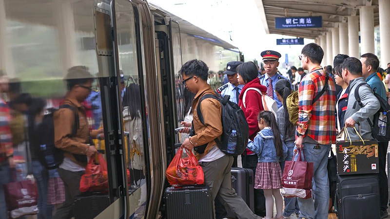 假期进入尾声 各地迎来返程高峰
