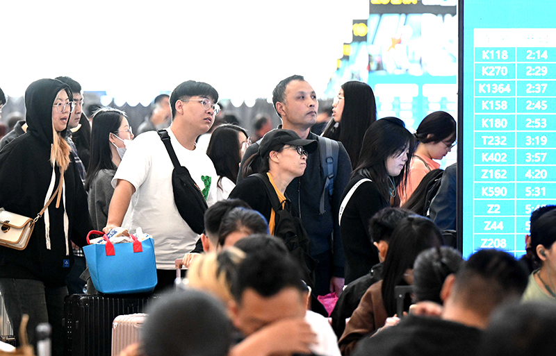 假期进入尾声 各地迎来返程高峰