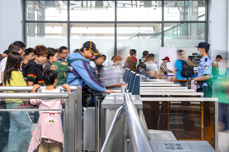 假期进入尾声 各地迎来返程高峰