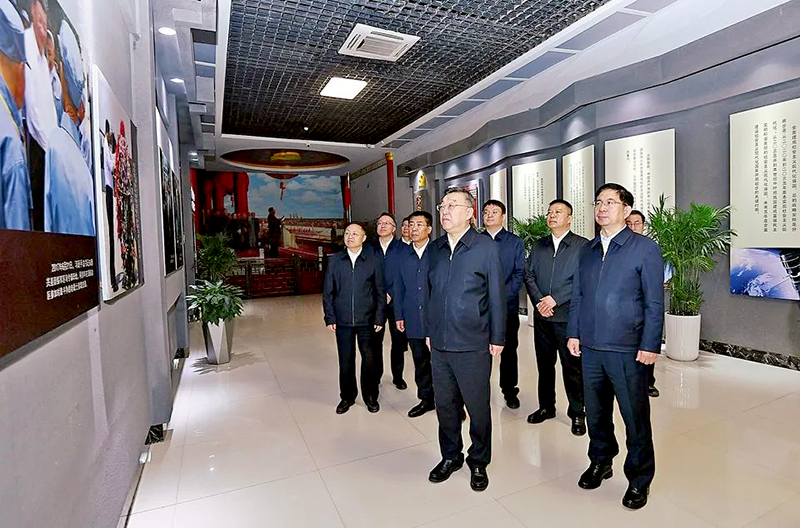 唐登杰在吕梁市瞻仰革命纪念地