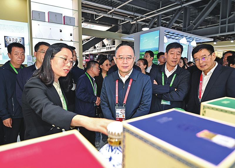 金湘军出席第六届进博会开幕式并参观展馆