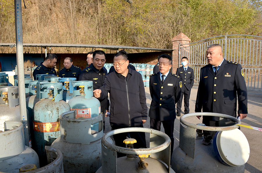 临汾市市场监管局举行报废液化石油气钢瓶集中销毁活动
