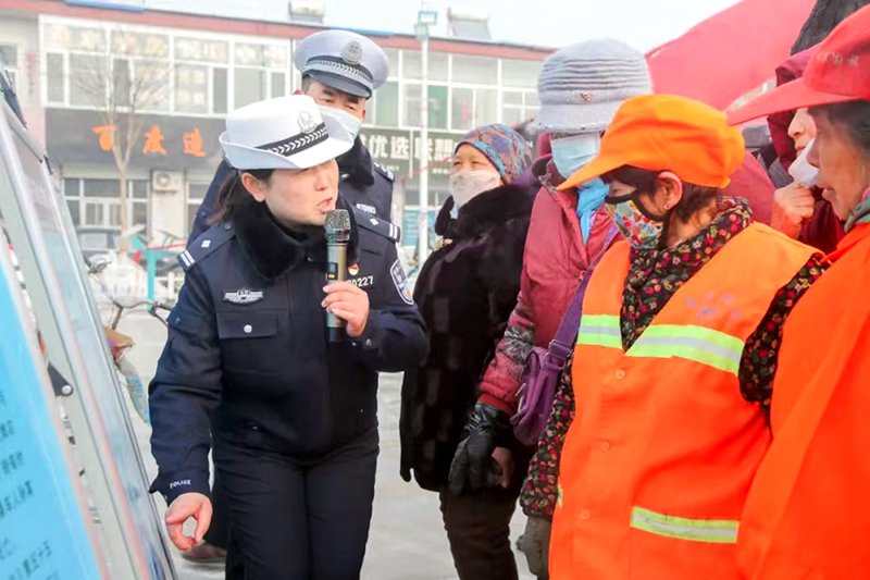 忻州交警深入农村开展冬季交通安全宣传活动