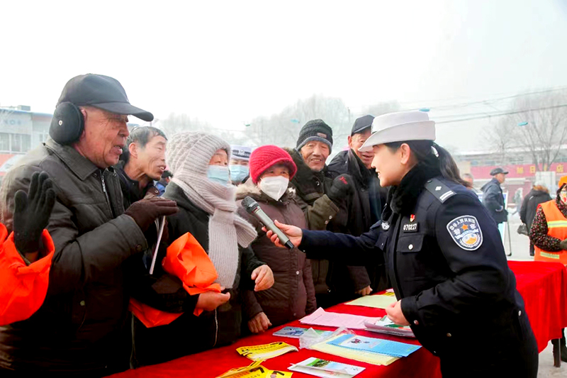忻州交警深入农村开展冬季交通安全宣传活动