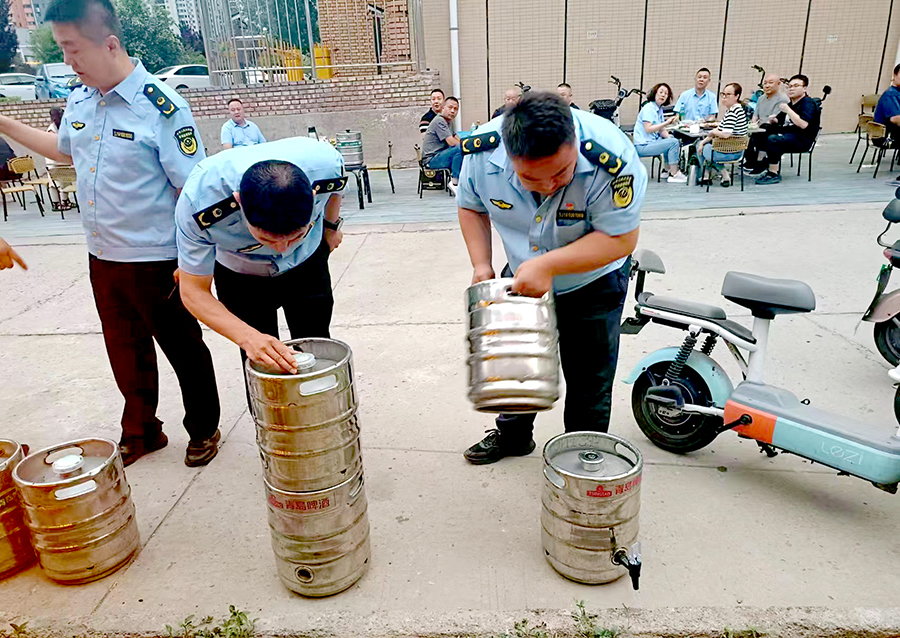 侯马市市场监督管理局夜市核查过期啤酒 确保市民饮食安全