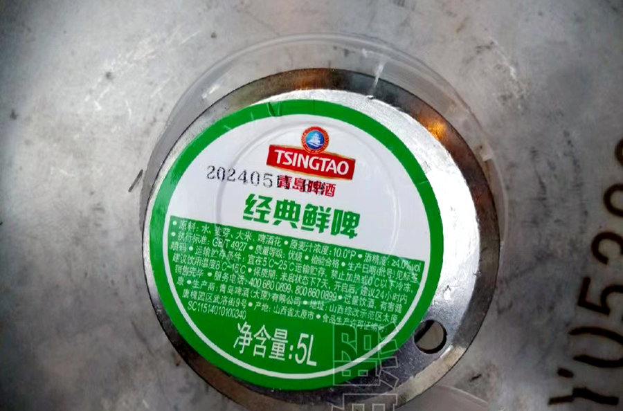 侯马市市场监督管理局夜市核查过期啤酒 确保市民饮食安全