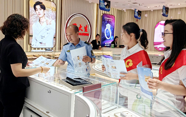 临县市场监督管理局 中国人寿财险临县支公司 联合开展“惠商保”风险减量物资捐赠活动