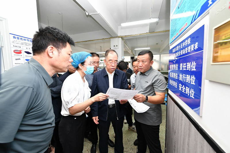 崔巍在阳泉督导调研校园食品安全工作