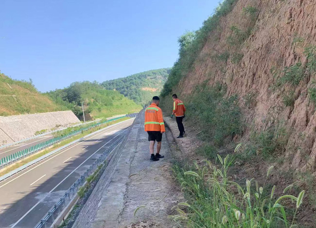 山西路桥集团吕梁国道公司路产维护站中秋假日保通在行动