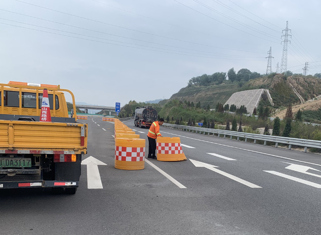 山西路桥集团吕梁国道公司路产维护站中秋假日保通在行动
