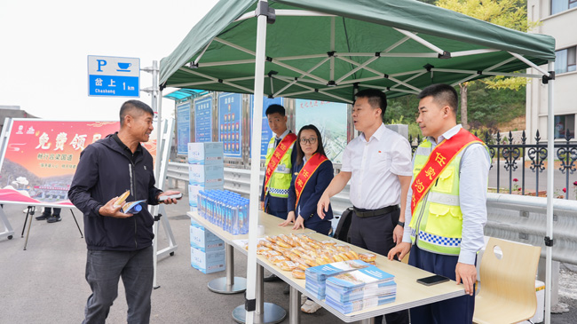 山西路桥集团吕梁国道公司“服务暖人心 明月伴君行”中秋节收费营销活动正式启动