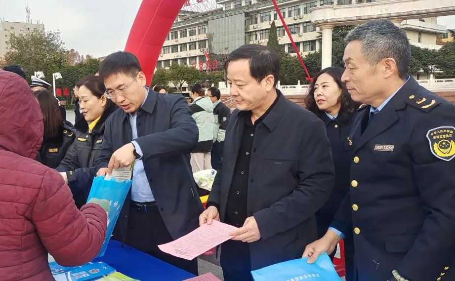 河津市市场监管局开展国家宪法日暨法制宣传日活动