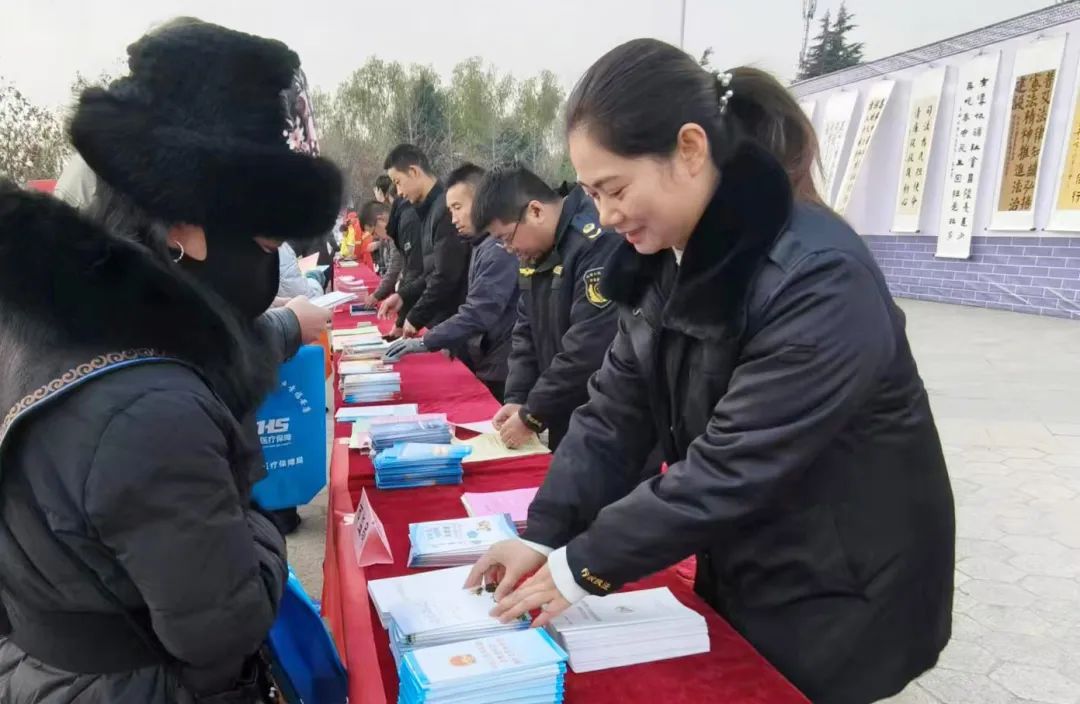 新绛县市场监管局积极参与12·4宪法日和平安建设宣传周活动