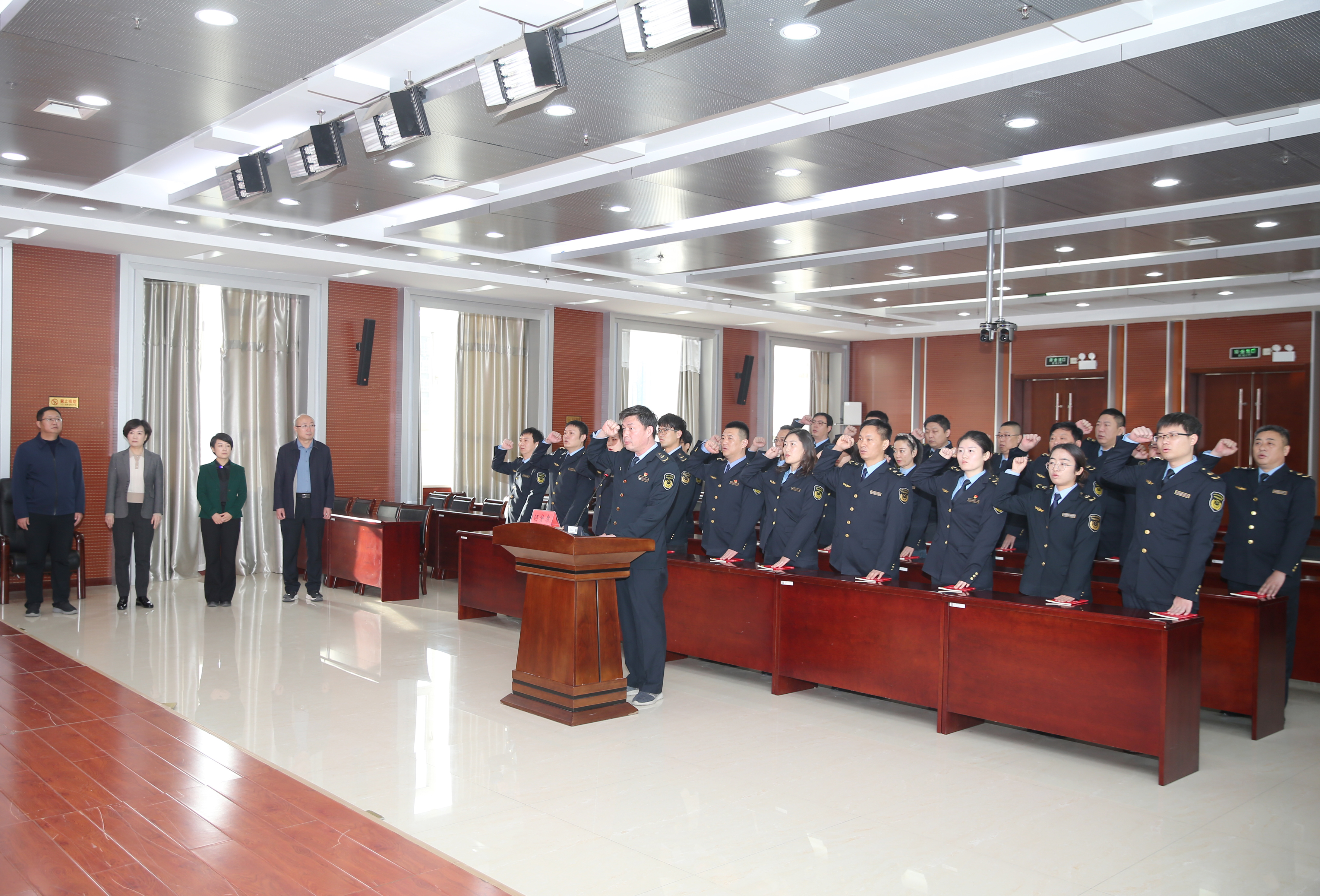 运城市市场监管局举行新任职科级干部集体谈话和宪法宣誓仪式