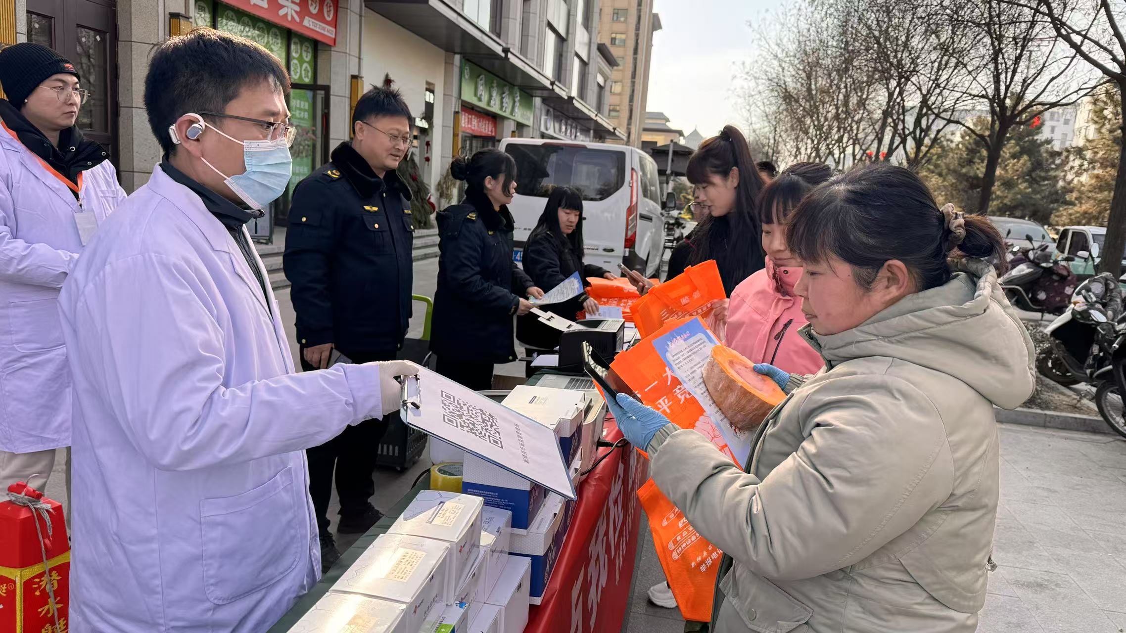 新绛县市场监管局开展“你点我检 服务惠民生”进超市活动