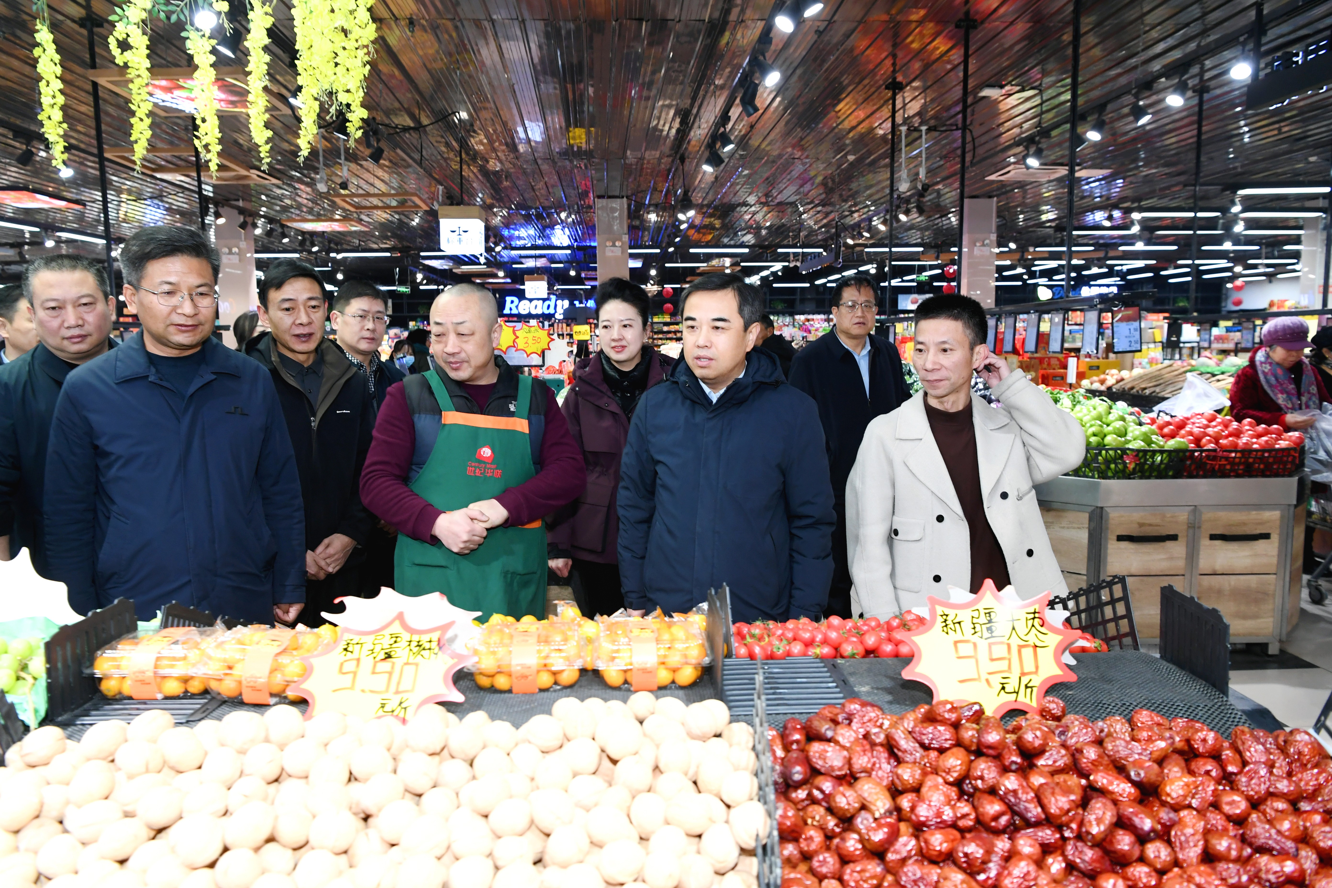 夏县县委副书记、县长李雷调研春节前市场情况