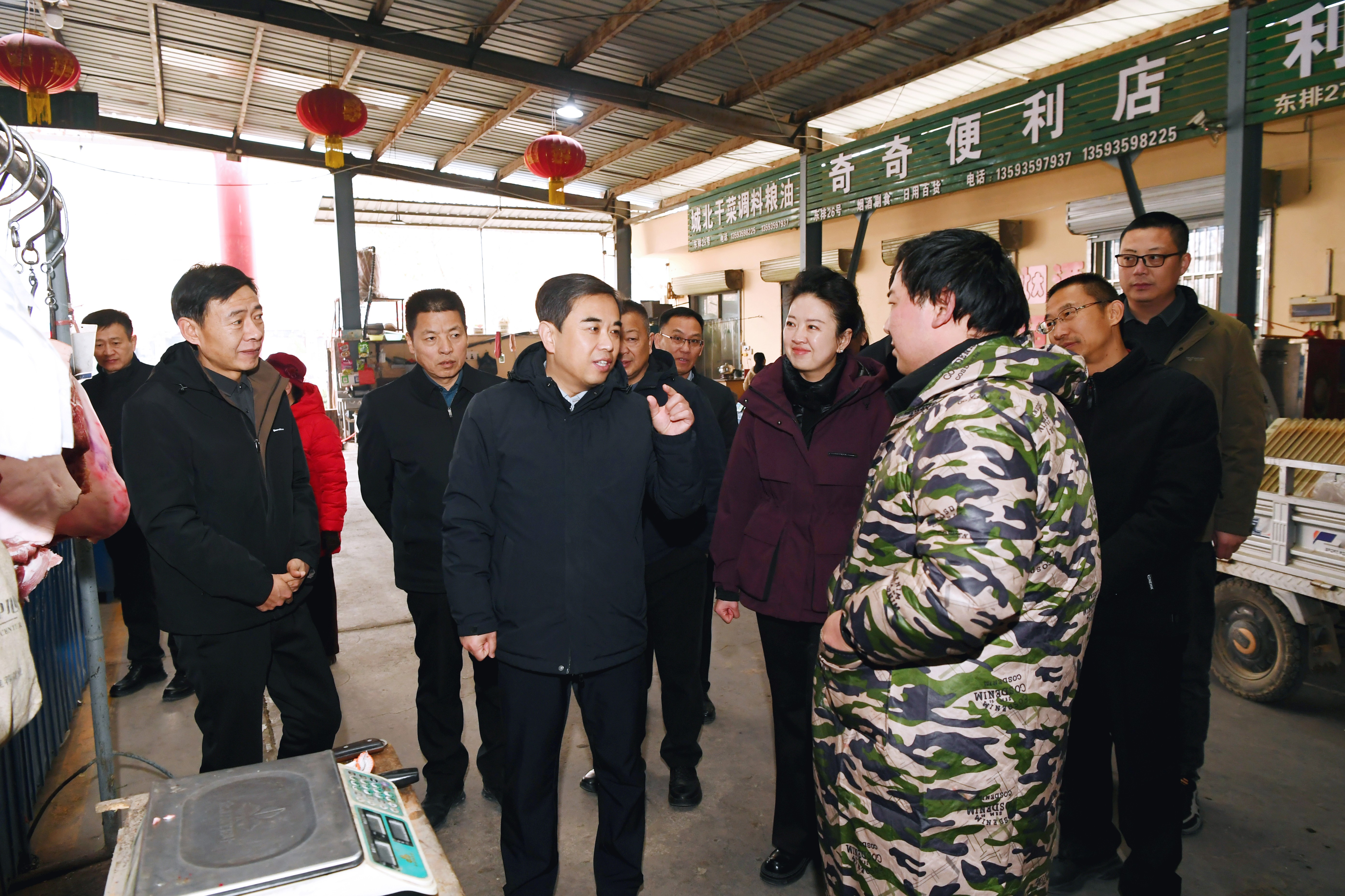 夏县县委副书记、县长李雷调研春节前市场情况