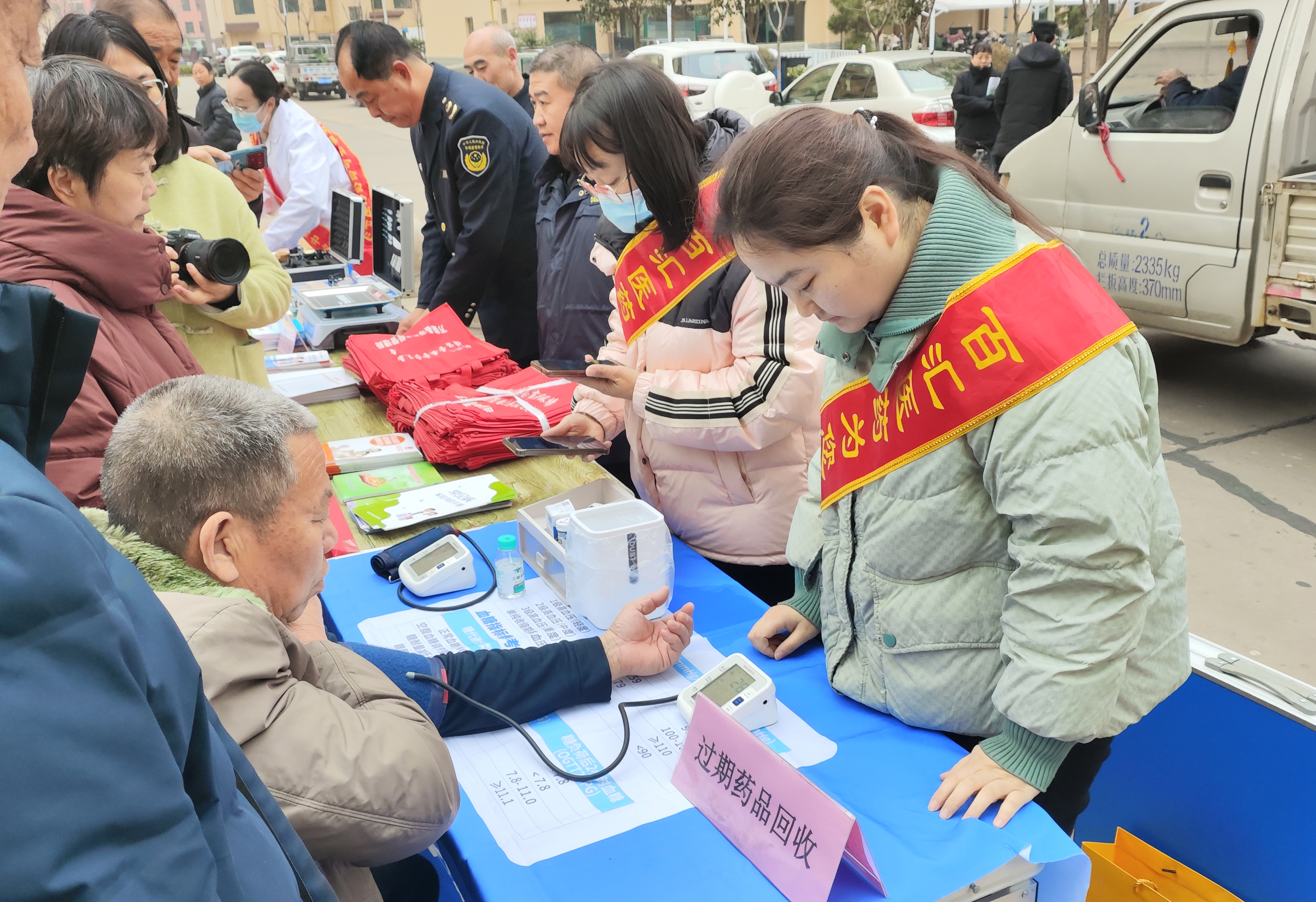 万荣县市场监管局开展消费者权益日宣传进社区活动