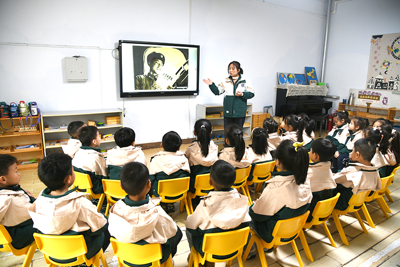 闻喜县海天新教育幼儿园举办学雷锋主题活动