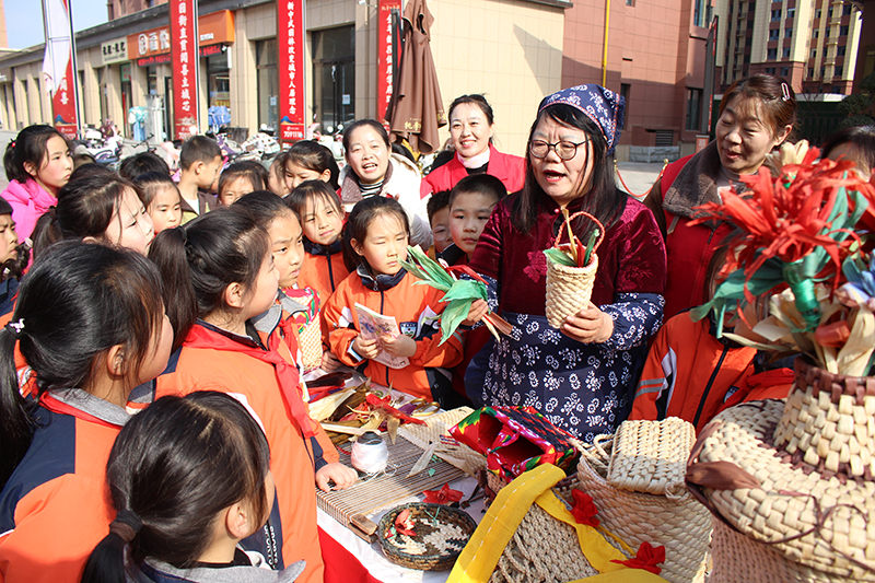 山西闻喜:“非遗草编”进社区