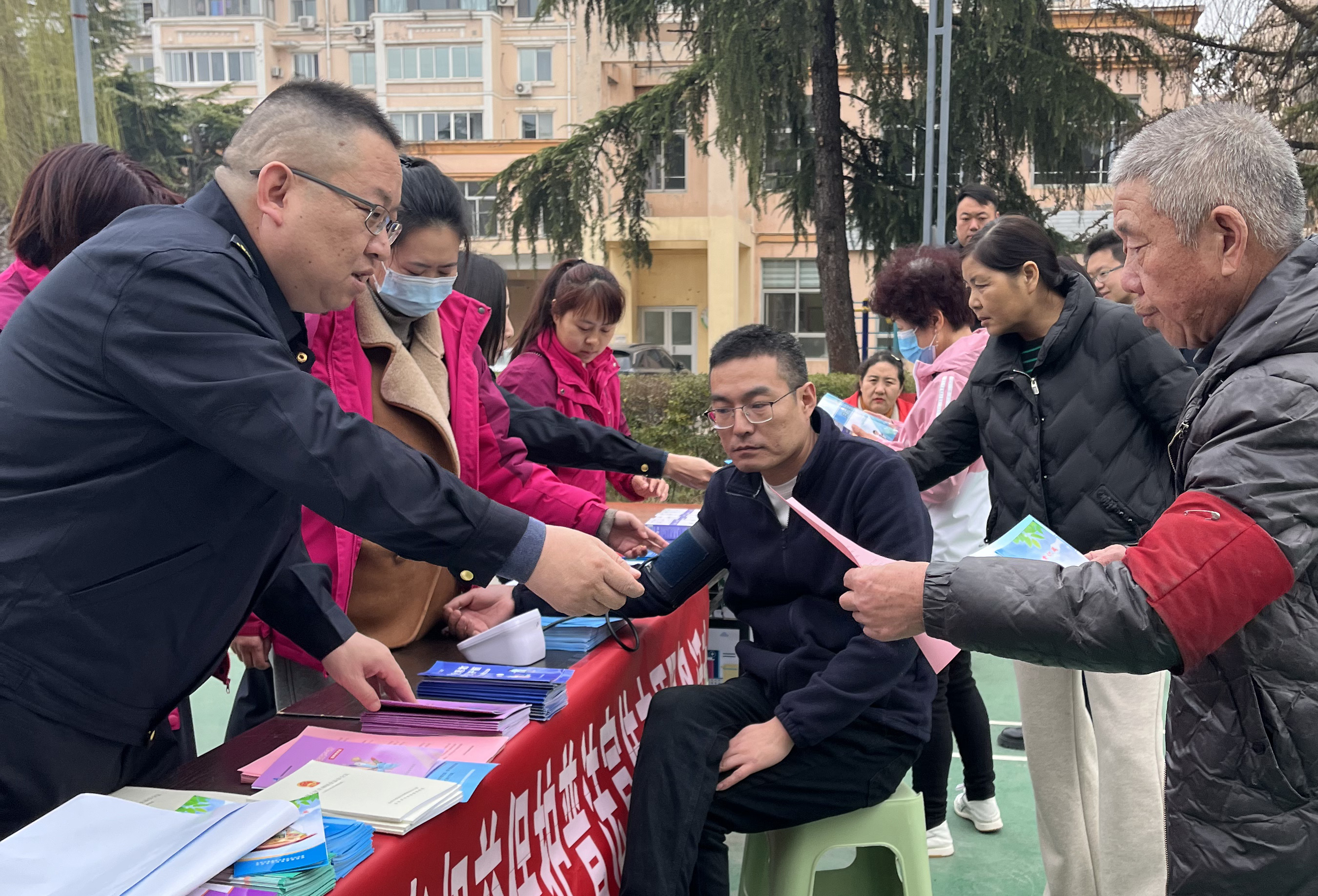 永济市市场监管局开展学雷锋志愿服务月暨3·15消费者权益日普法宣传活动
