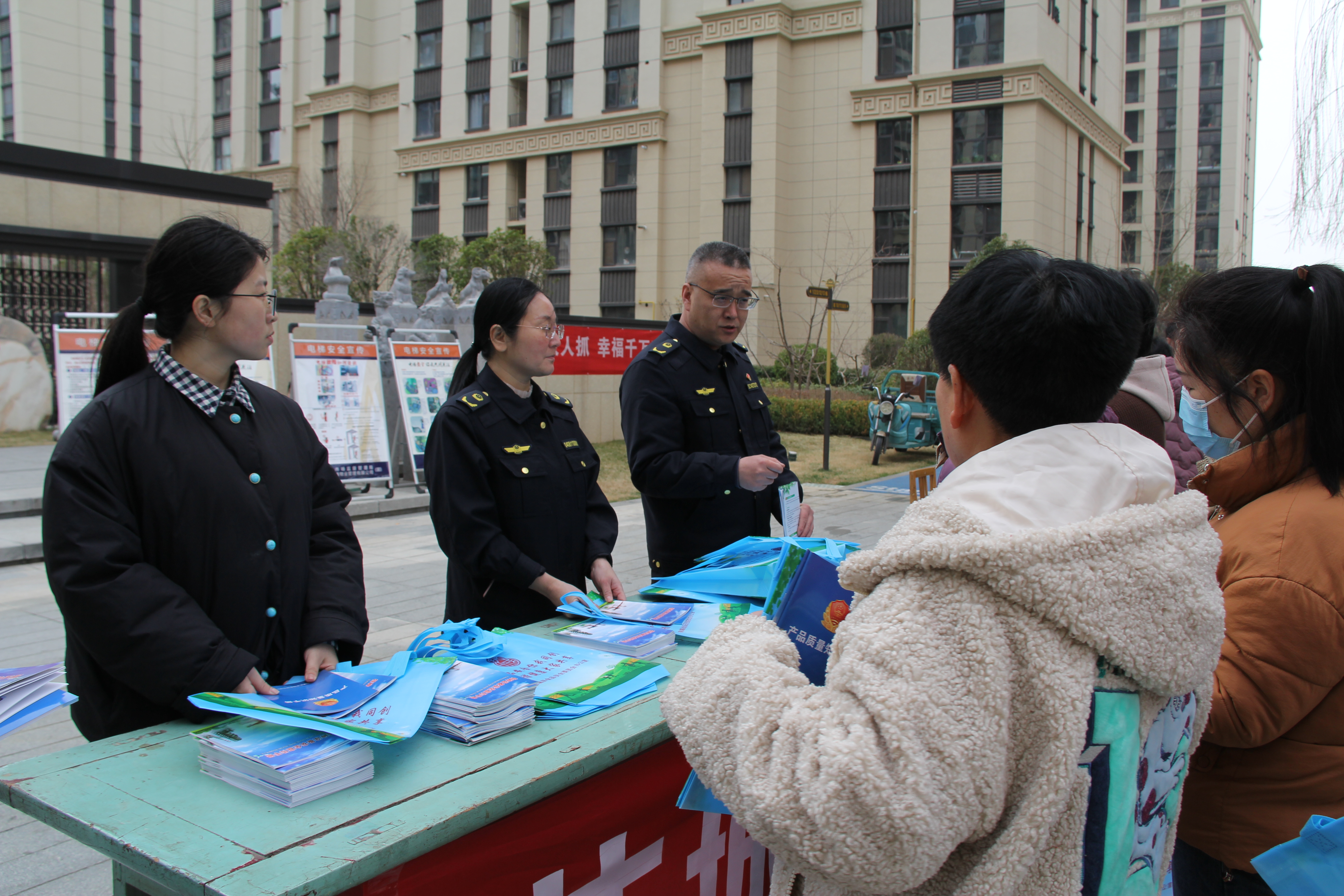芮城县市场监管局开展安全宣传进社区活动