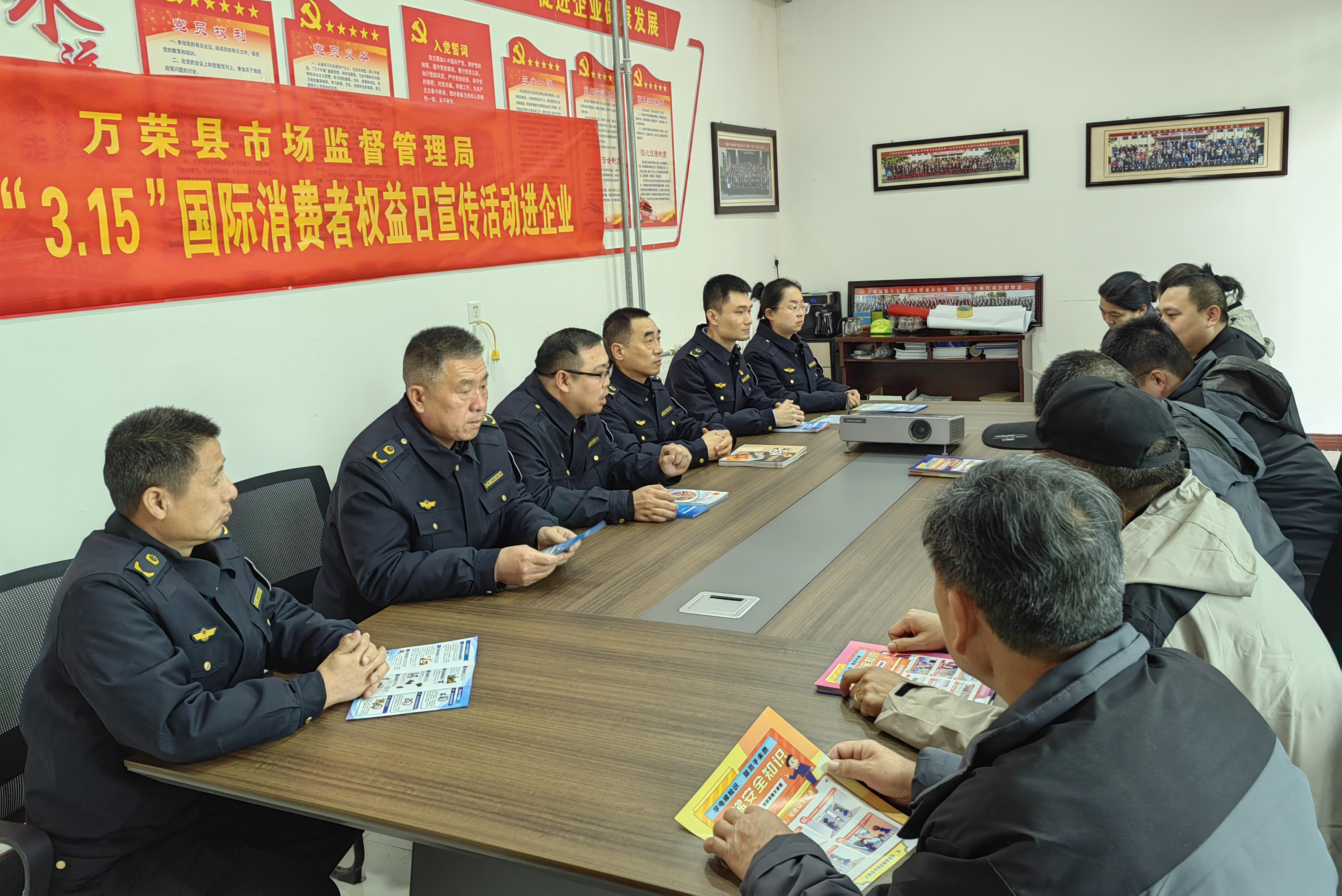 万荣县市场监管局开展消费者维权保护宣传进企业活动