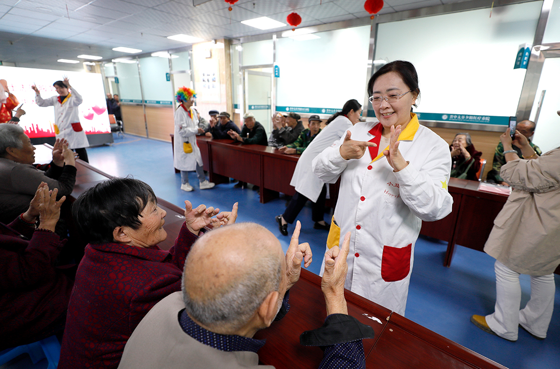 晋中市医学博士志愿服务团“小丑医生” 为疗养院老人开展认知与体能提升活动