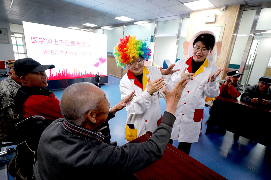 晋中市医学博士志愿服务团“小丑医生” 为疗养院老人开展认知与体能提升活动