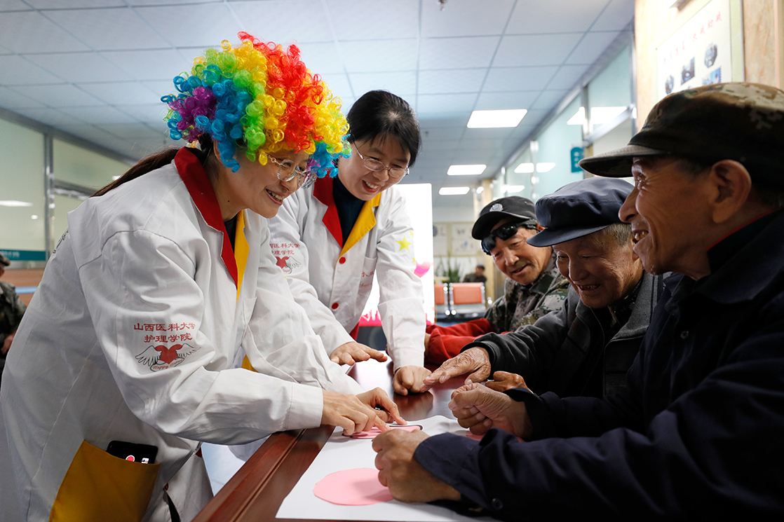 晋中市医学博士志愿服务团“小丑医生” 为疗养院老人开展认知与体能提升活动