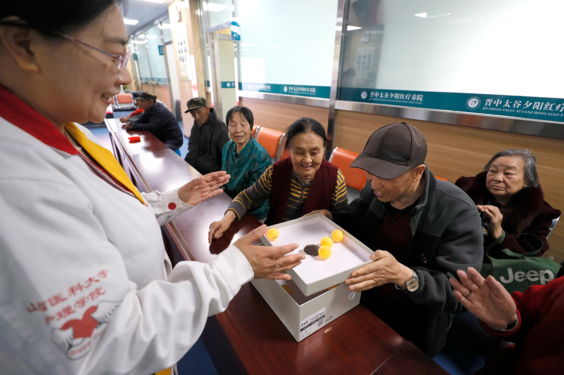 晋中市医学博士志愿服务团“小丑医生” 为疗养院老人开展认知与体能提升活动