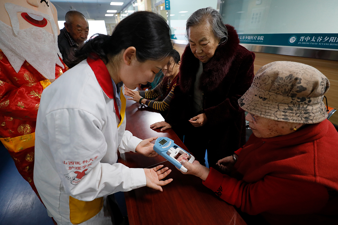 晋中市医学博士志愿服务团“小丑医生” 为疗养院老人开展认知与体能提升活动