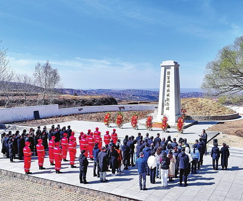长治市各界群众向英烈敬献花篮