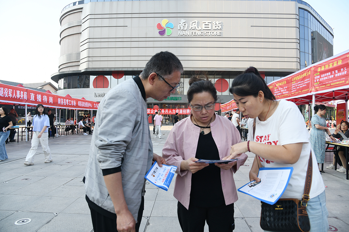 搭建供需桥梁!闻喜县举办2025年“民营企业服务月”人力资源招聘会