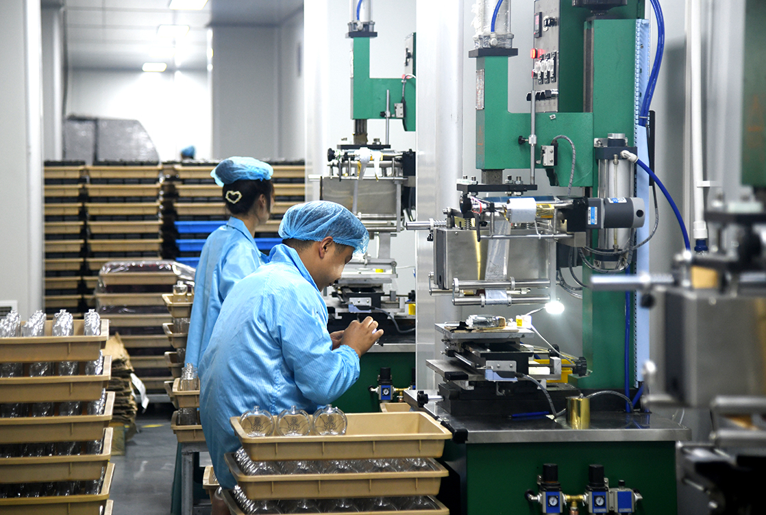 沙特外商考察团访山西闻喜伟腾科技 开启玻璃产业国际合作新篇章