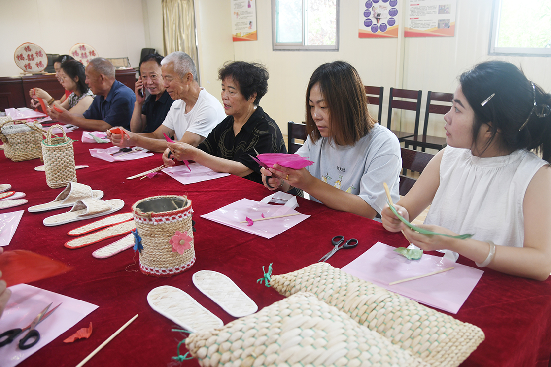 闻喜县西城社区开展“体验非遗草编文化 传承红色革命精神”庆七一活动