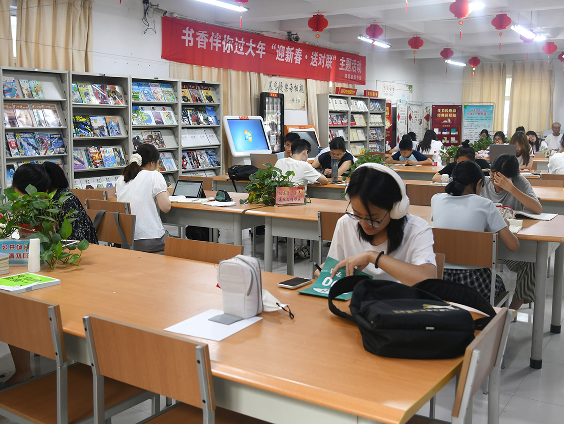 闻喜暑期 “书香” 渐浓 图书馆成消暑学习首选地