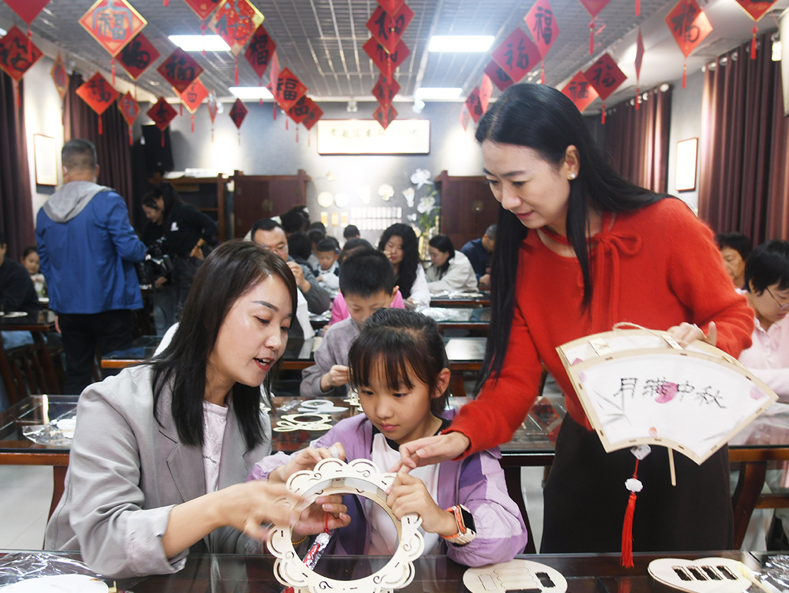 闻喜县举办非遗花草灯亲子活动 点亮中秋文化氛围