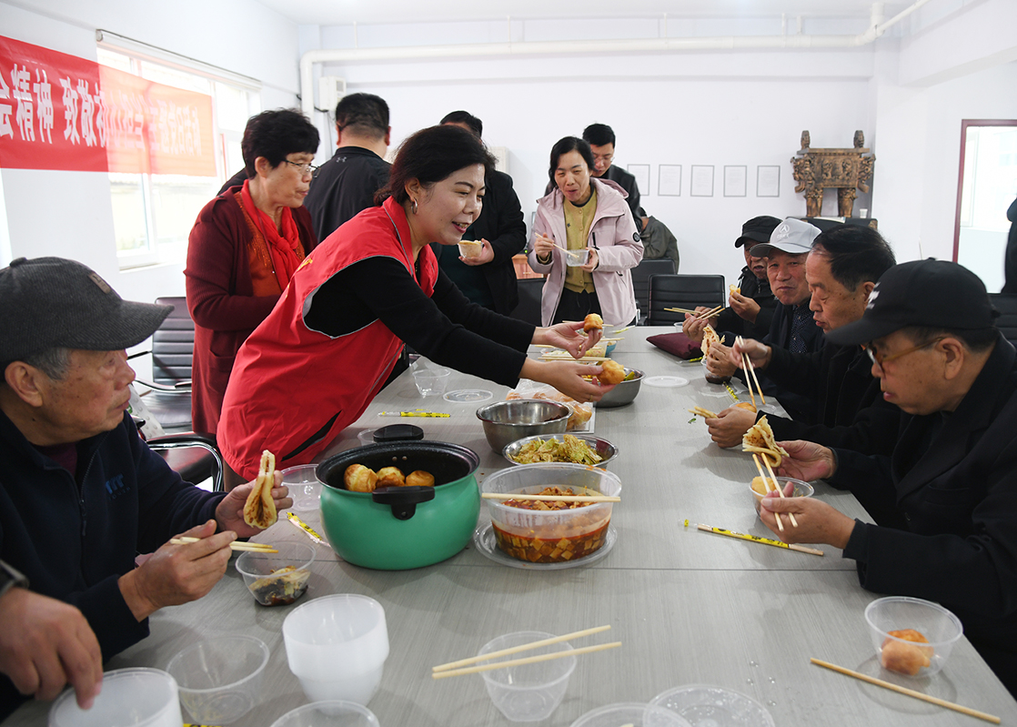 闻喜县道北社区:立冬邻里聚 暖食话温情