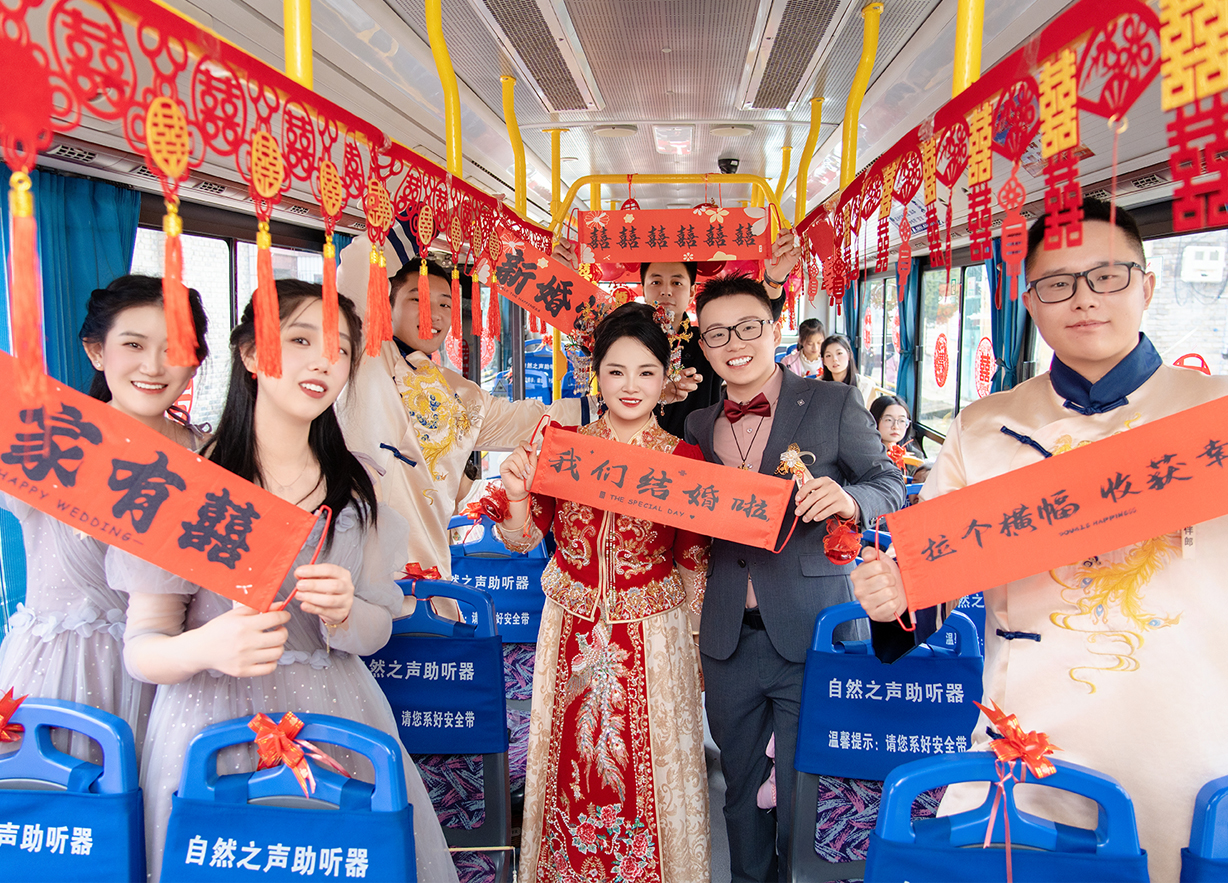 闻喜:公交车作婚车 简约婚礼引领文明新风