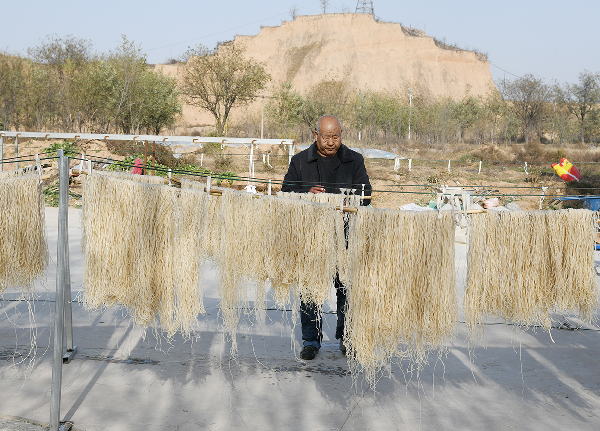 闻喜东吴村:冬闲加工红薯粉条 特色产业激活乡村增收引擎