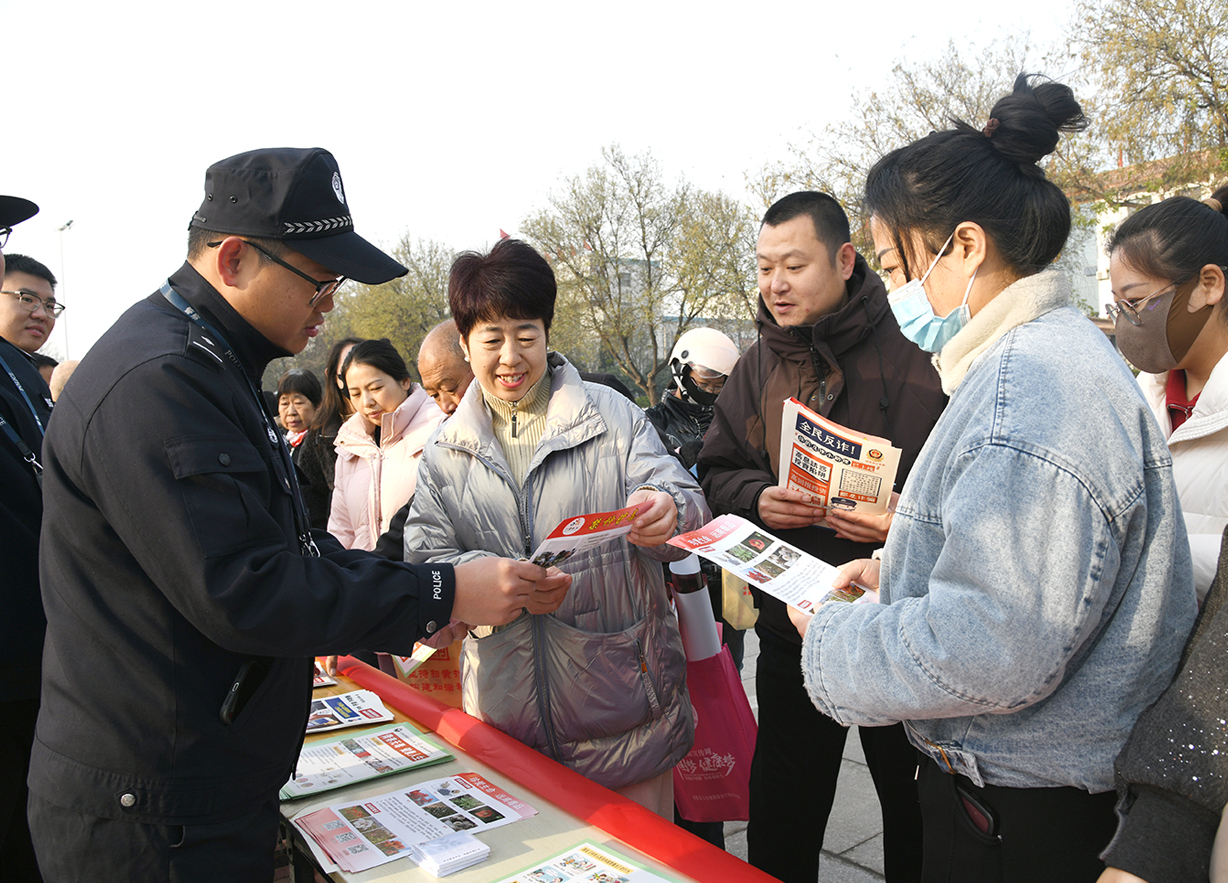 闻喜县2025年平安建设宣传周活动启动 织密法治防护网护航高质量发展
