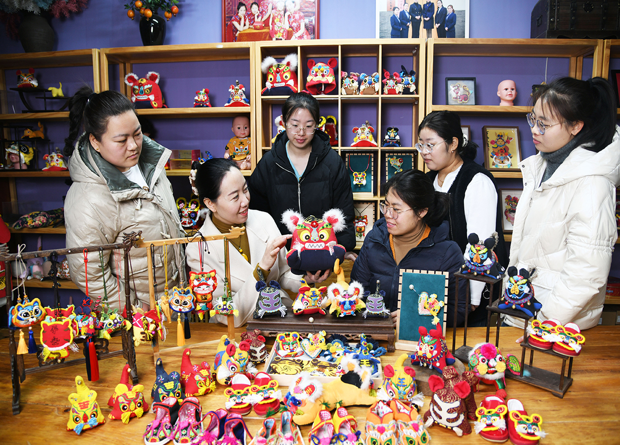 闻喜：“工厂+家庭”模式激活就业活力 非遗布艺助增收