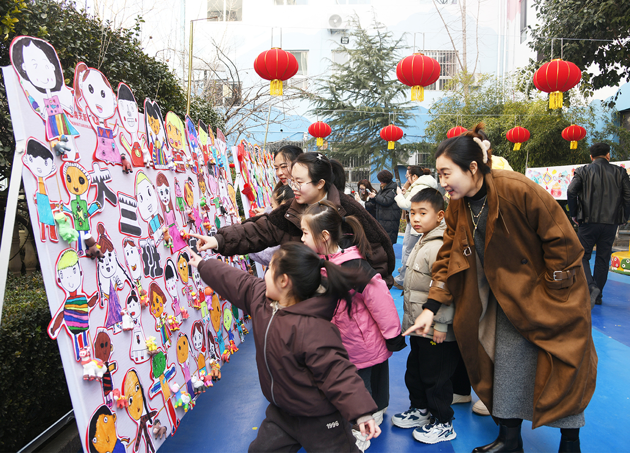 闻喜县海天新教育幼儿园：绘本特色课程赋能元旦庆典 家园共育共绘成长图景​